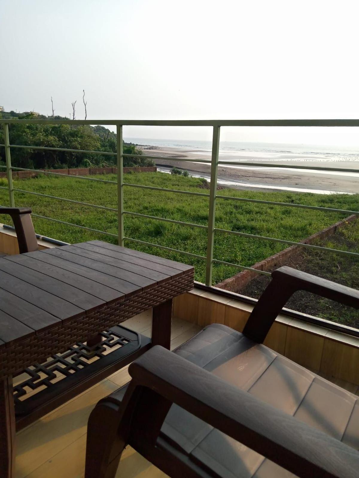 Whistling Waves Beach Resort Ānjarle Kültér fotó